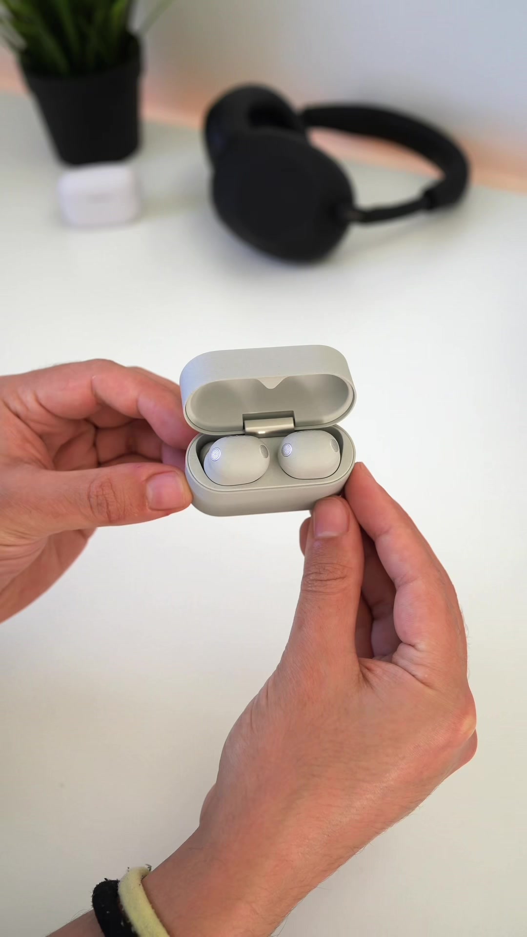 @insidetechltd — Sony WF-1000XM6 Unboxing: Black vs Platinum Silver