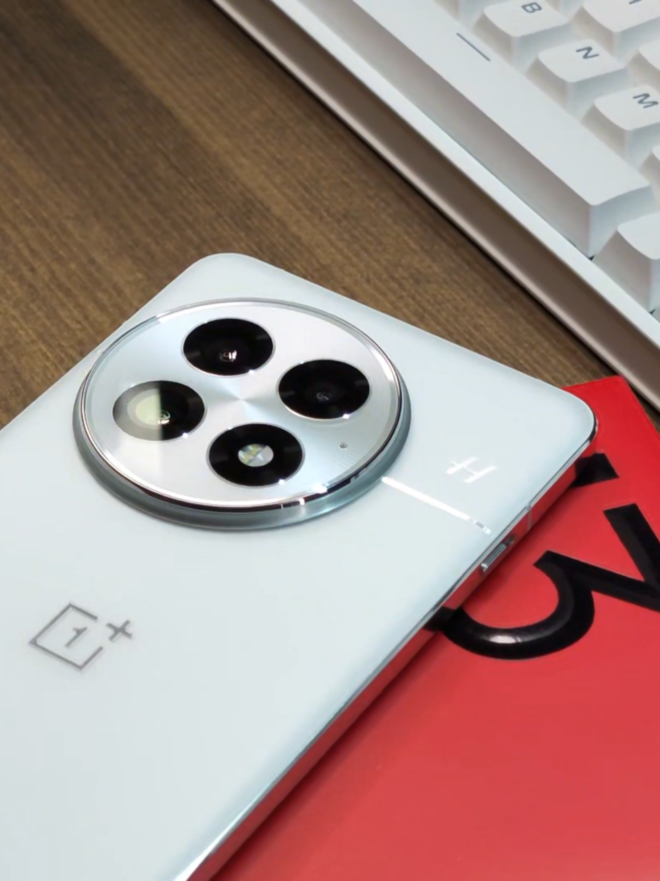 @v1yum1 — OnePlus 13 review: key features, specs, and verdict
